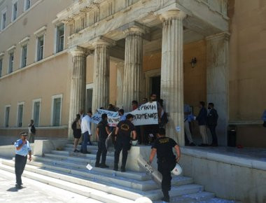 Ο «Ρουβίκωνας» έκανε έφοδο στο προαύλιο της Βουλής (φωτό) (upd)